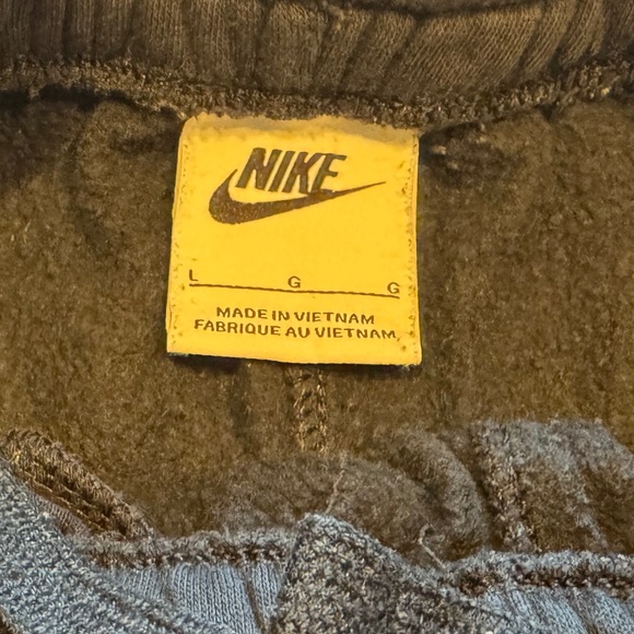 Nike Youth Club Fleece Sweatpants in black. Size L - Picture 3 of 3